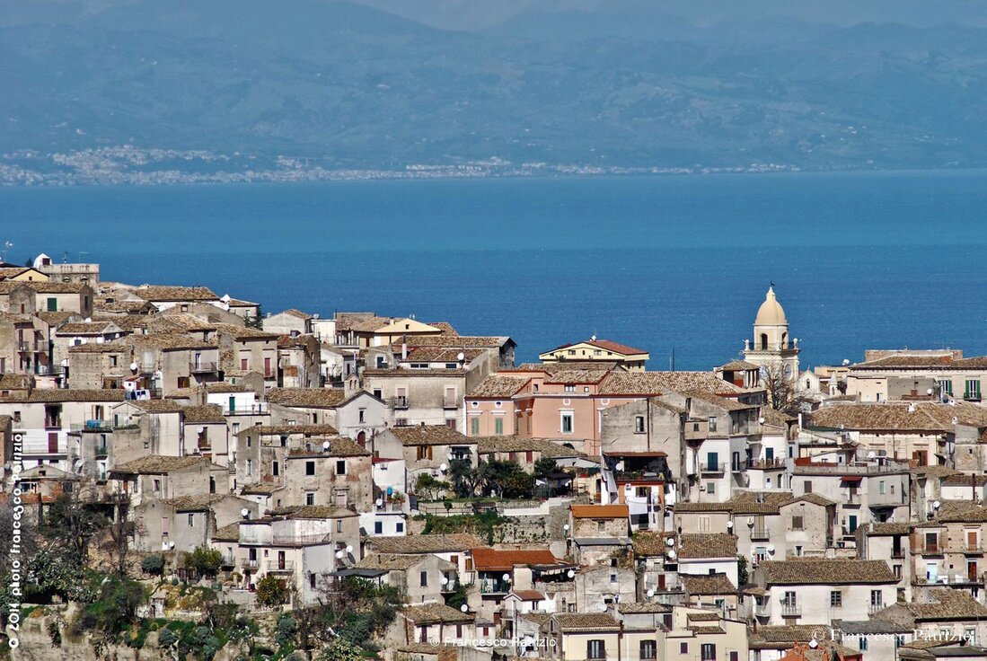 Strada tranquilla nel centro di una città con palazzi residenziali