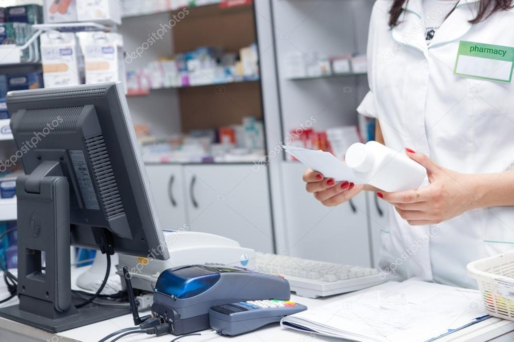 Ingresso di farmacia e sportello bancomat in zona urbana