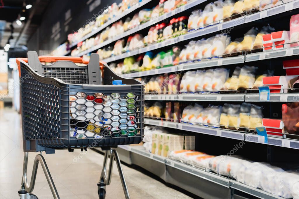 Corsia di supermercato con scaffali di prodotti