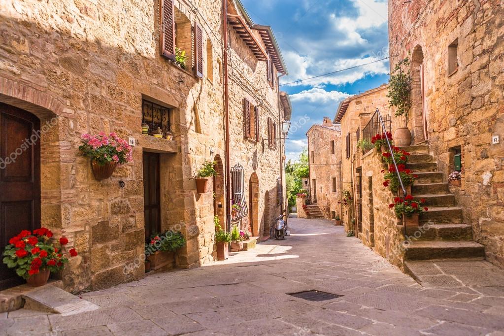 Centro storico di una cittadina calabrese con vicoli e palazzi antichi