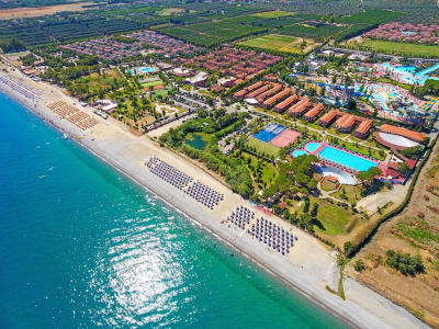 Spiaggia sul mare con montagne sullo sfondo